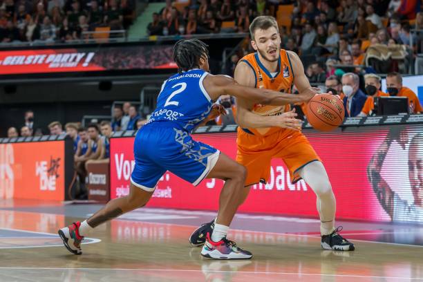 球员留下空 球员留下空